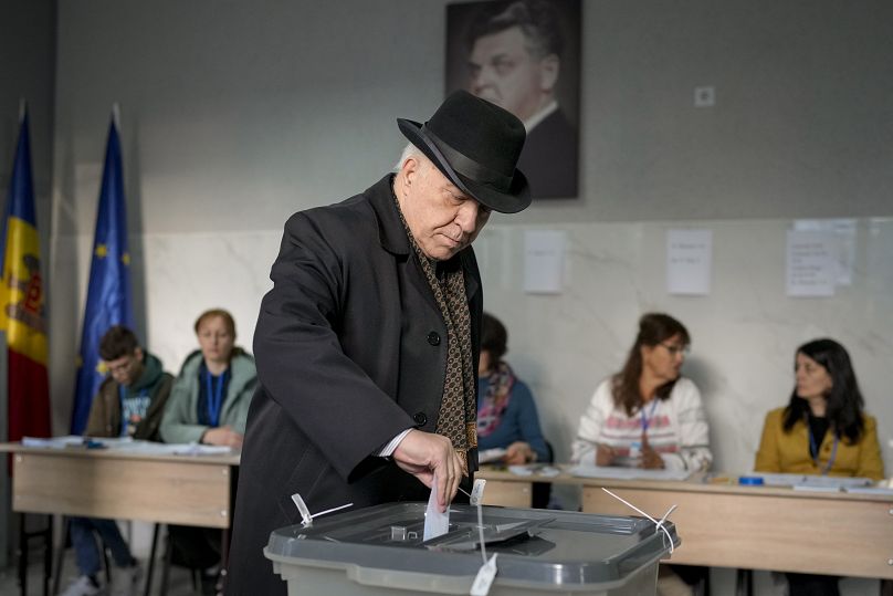 Un homme dépose son bulletin de vote dans un bureau de vote de la capitale Chișinău, le 3 novembre 2024.