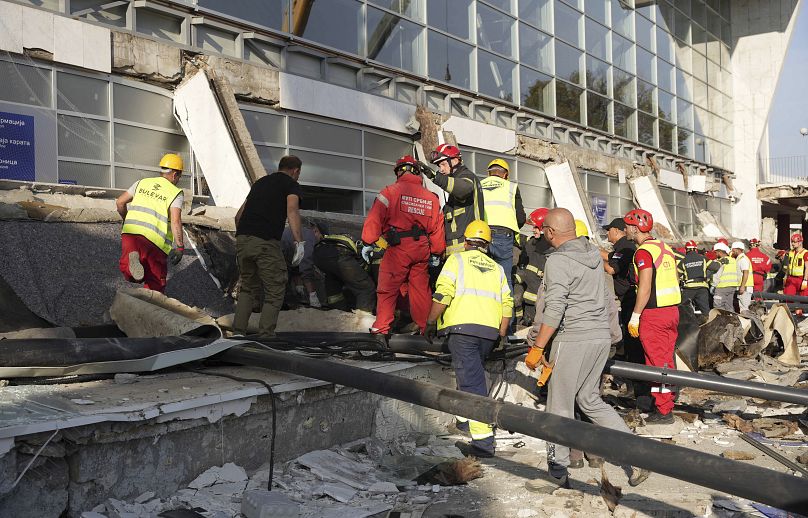 Des équipes de secours fouillent les décombres après l'effondrement d'un auvent en béton à la gare de Novi Sad, le 1er novembre 2024.