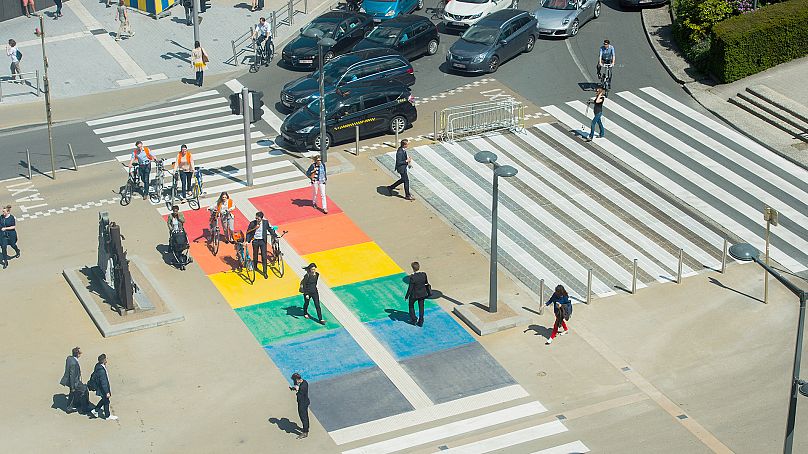 Piétons et cyclistes traversant sur un zèbre à côté du rond-point Schuman, 16 mai 2017