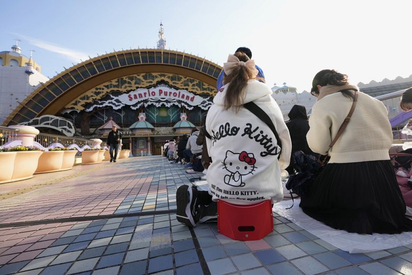 Les fans de Hello Kitty font la queue avant d'entrer dans Sanrio Puroland pour célébrer le 50e anniversaire de la naissance de son personnage le plus connu.