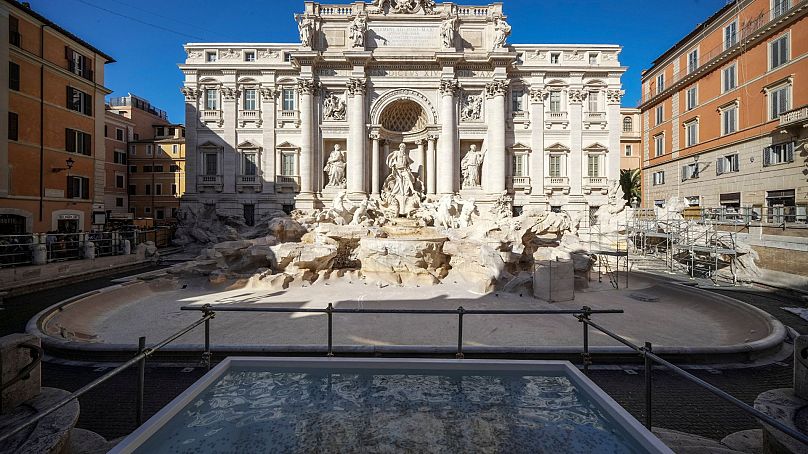 La fontaine de Trevi a été vidée pour subir des travaux d'entretien qui dureront jusqu'en septembre 2025 environ, à Rome, le 1er novembre 2024.