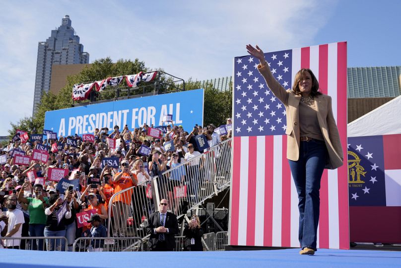 Kamala Harris salue ses supporters à Atlanta, en Géorgie.