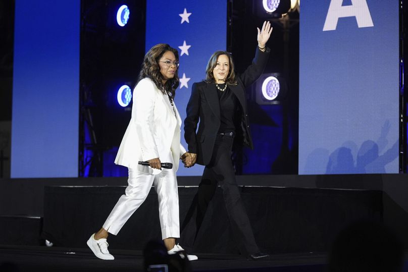 Oprah Winfrey marche avec la vice-présidente démocrate à la présidence Kamala Harris lors d'un rassemblement de campagne devant le Philadelphia Museum of Art, le 4 novembre 2024.