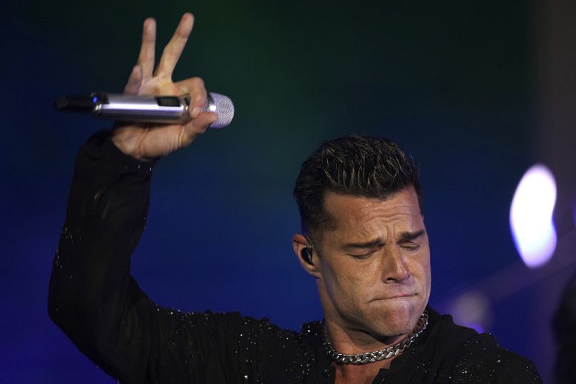 Ricky Martin se produit lors d'un rassemblement de campagne pour la candidate démocrate à la présidentielle, la vice-présidente Kamala Harris, devant le Philadelphia Museum of Art, le 4 novembre 2024.