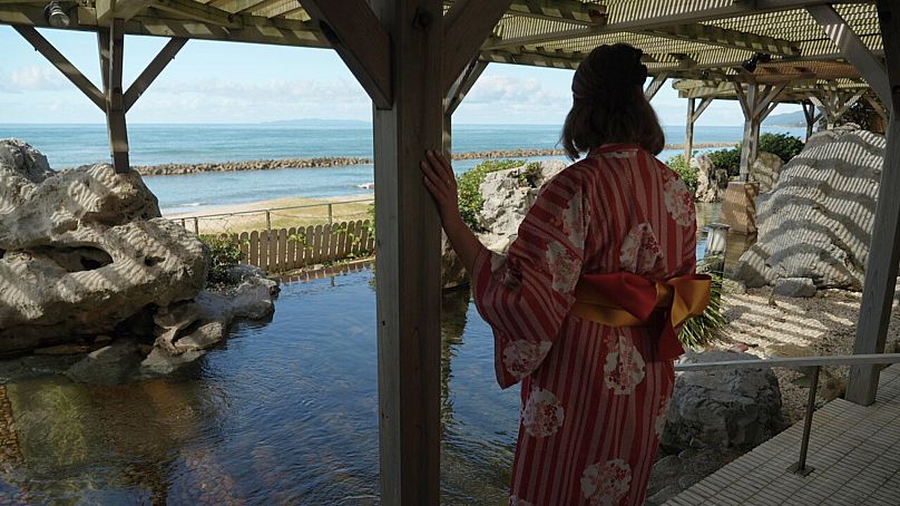 La journaliste d'Euronews Anca Ulea porte un yukata et regarde la mer du Japon à Taikanso Senami no Yu