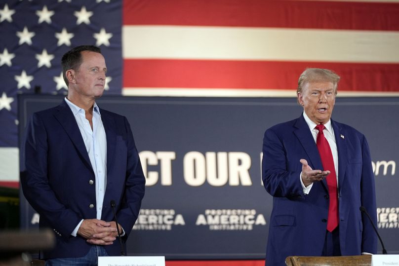 L'ancien président républicain Donald Trump arrive alors que Richard Grenell assiste à un événement de campagne dans une ferme, le lundi 23 septembre 2024, à Smithton, en Pennsylvanie.