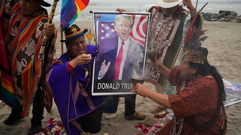 Des chamans exécutent un rituel porte-bonheur pour le candidat républicain à la présidentielle Donald Trump au Pérou.