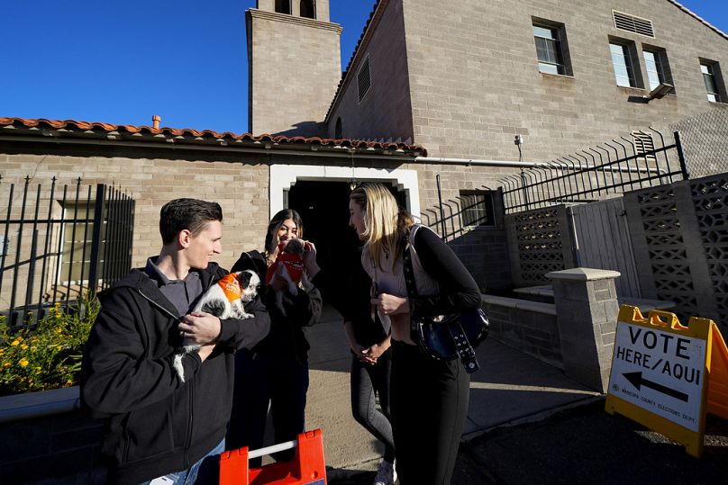 Des électeurs avec leurs chiens devant un bureau de vote à Phoenix, en Arizona