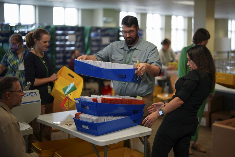 Les agents électoraux traitent les votes par correspondance en Pennsylvanie