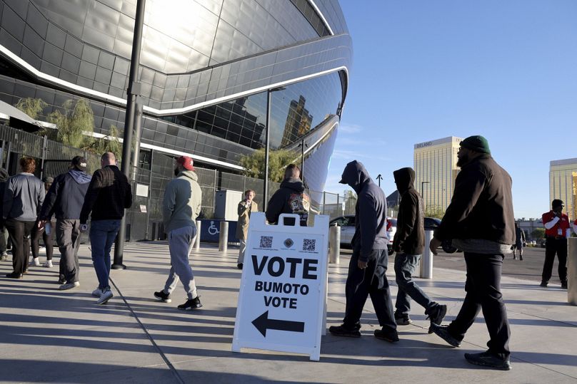 Les électeurs de Las Vegas arrivent au stade Allegiant pour voter