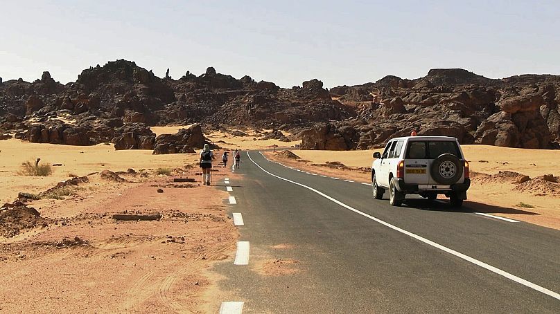 Partant de Djanet, le Treg Sahara Algérie serpente à travers des centaines de kilomètres de paysages lunaires.