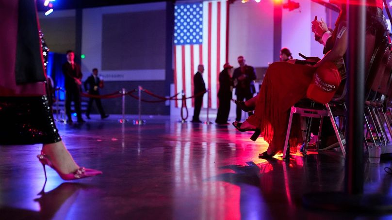 Des partisans attendent lors d'une fête de campagne électorale pour l'ancien président républicain Donald Trump, le mardi 5 novembre 2024, à West Palm Beach, en Floride.