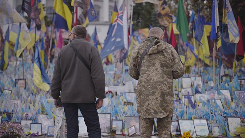 Les Ukrainiens se tiennent côte à côte au mémorial dédié aux soldats tombés au combat sur la place Maidan à Kiev. 11/05/2024 UKRAINE.