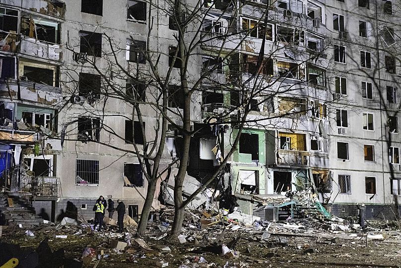 Un immeuble d'habitation est endommagé par une attaque russe à Kharkiv, le 8 novembre 2024.