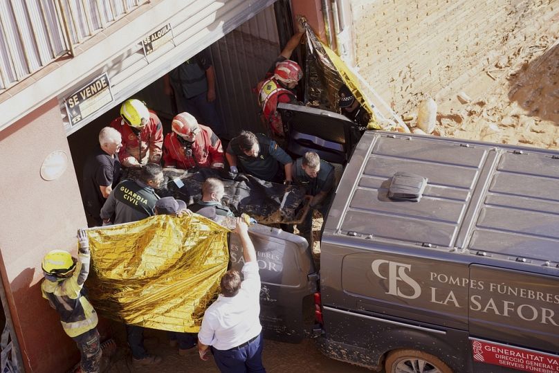 Des membres de la Guardia Civil espagnole transportent le corps d'une personne décédée lors des inondations à Valence, en Espagne, le jeudi 31 octobre 2024. (AP Photo/Alberto Saiz)