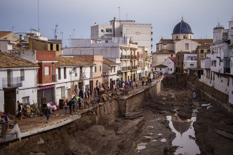 Une vue générale d'une zone touchée par les inondations à Chiva, en Espagne, le vendredi 1er novembre 2024. (AP Photo/Manu Fernandez)