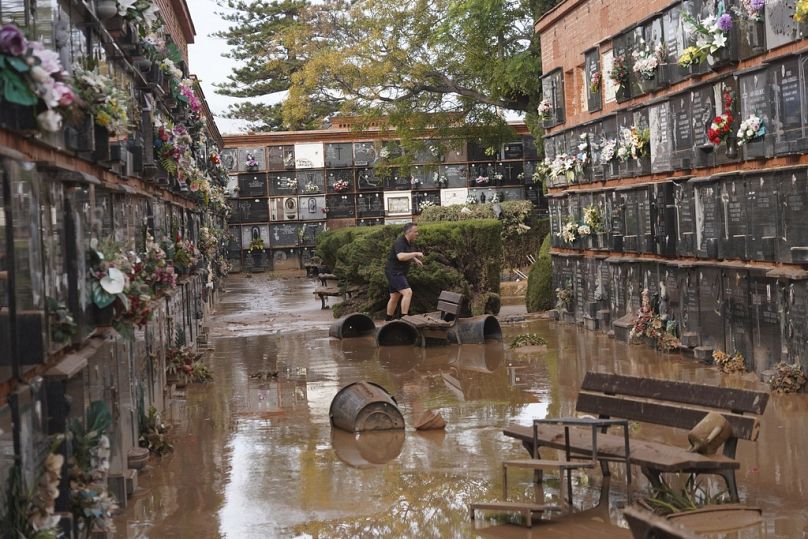 Un homme marche à l'intérieur d'un cimetière endommagé par les inondations à la périphérie de Valence, en Espagne, le vendredi 1er novembre 2024, après des inondations dans la région. (Photo AP/Alberto Saiz)