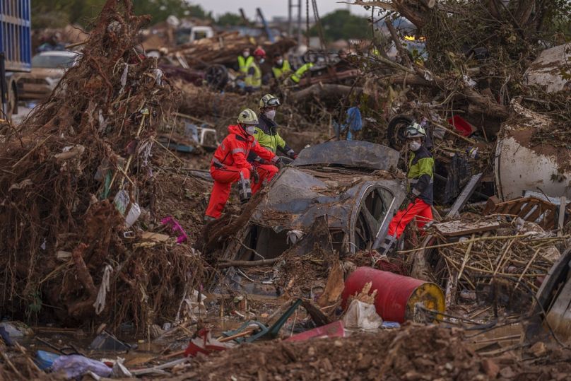 Les services d'urgence retirent des voitures dans une zone touchée par les inondations à Catarroja, en Espagne, le dimanche 3 novembre 2024. (AP Photo/Manu Fernandez)