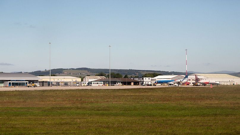 Le petit aéroport d'Écosse à Inverness