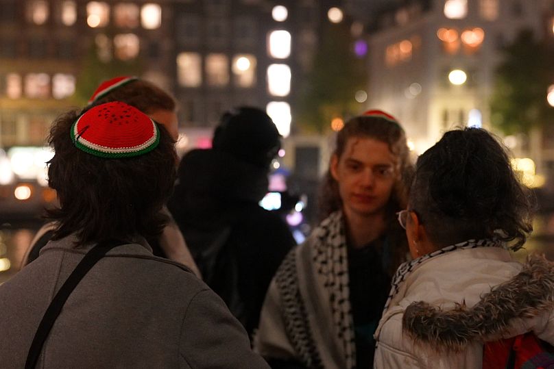 Des individus portant une kippa et un keffieh pastèque lors d’un rassemblement au Monument de la Résistance juive.