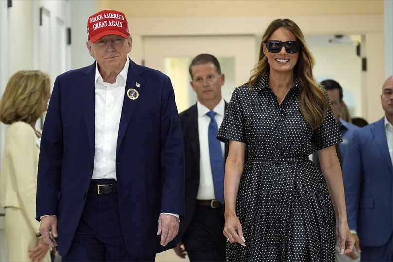 Donald Trump et l'ancienne première dame Melania Trump marchent après avoir voté le jour de l'élection au centre de loisirs Morton et Barbara Mandel, le mardi 5 novembre 2024, à Palm Beach.