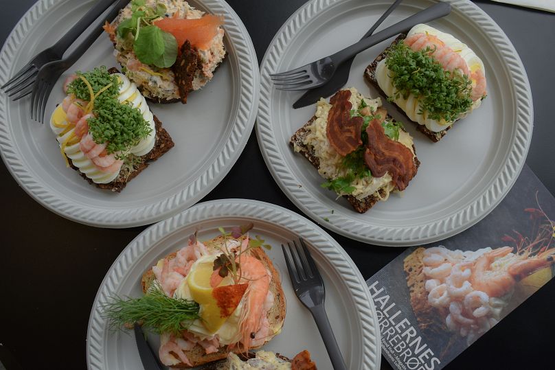 Les aliments traditionnels scandinaves comprennent le gravlax (saumon salé), mais le saumon est de plus en plus menacé par les changements climatiques. 