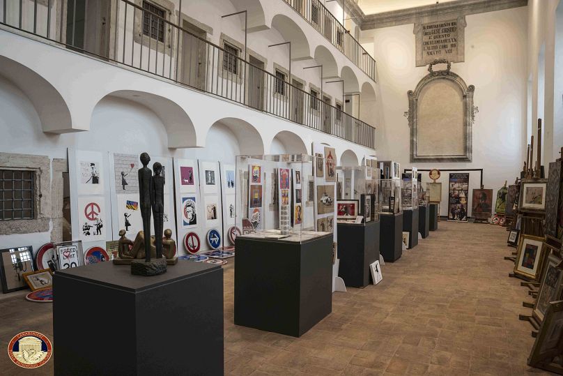 De fausses œuvres d'art modernes et contemporaines dimensionnées par la police sont exposées à Rome dans cette image fournie par le ministère italien de la Culture le mardi 15 octobre 2024.