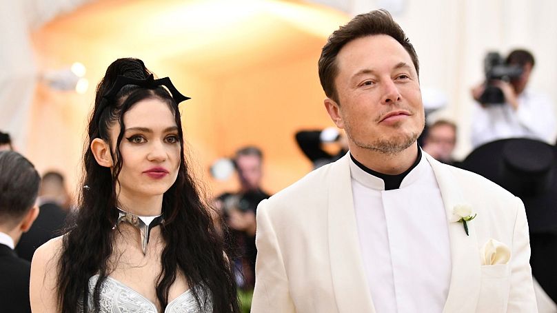 Grimes, à gauche, et Elon Musk assistent au gala-bénéfice du Costume Institute du Metropolitan Museum of Art à New York le 7 mai 2018. 