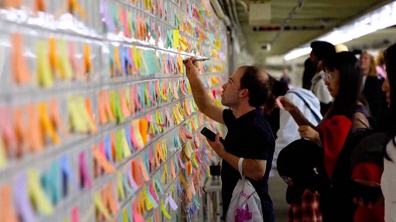 Un banlieusard place un post-it sur le 