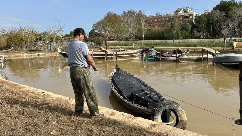 Le guide de bateau local Pacino récupère son bateau des eaux inondées