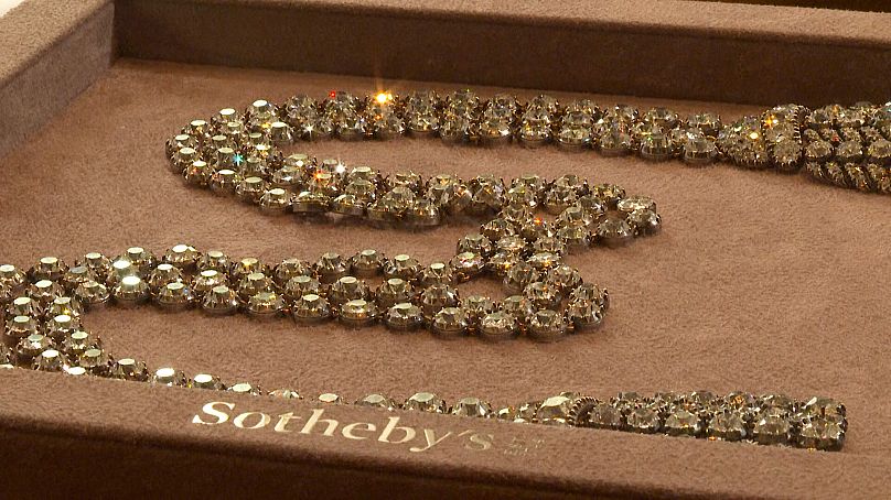 Le collier de diamants de 300 carats du XVIIIe siècle est exposé chez Sotheby's à Londres.