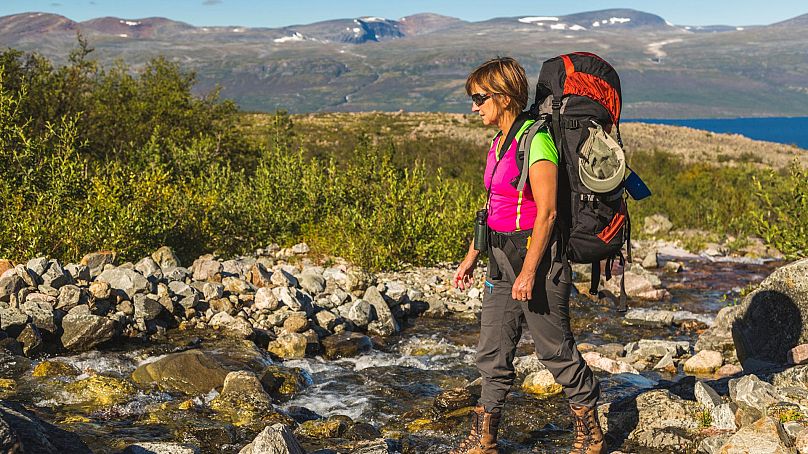 Femme randonnée près de Kiruna, Suède