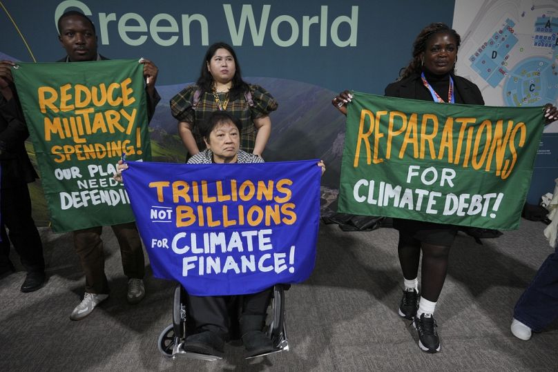 Des militants participent à une manifestation appelant au financement climatique à la COP29.