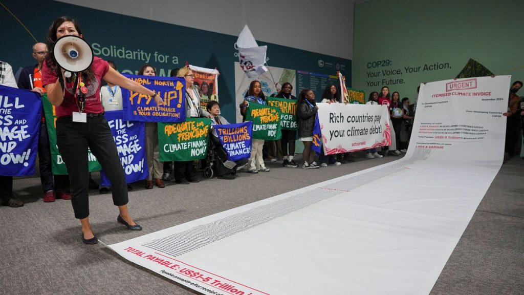 En images : des militants dévoilent une facture détaillée de 10 millions de dollars pour les dommages climatiques à la COP29