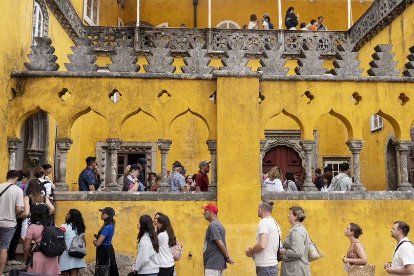 Les touristes font la queue pour visiter l’intérieur du palais de Pena à Sintra, près de Lisbonne