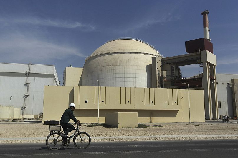 Un ouvrier fait du vélo devant le bâtiment réacteur de la centrale nucléaire de Bouchehr, le 26 octobre 2010.