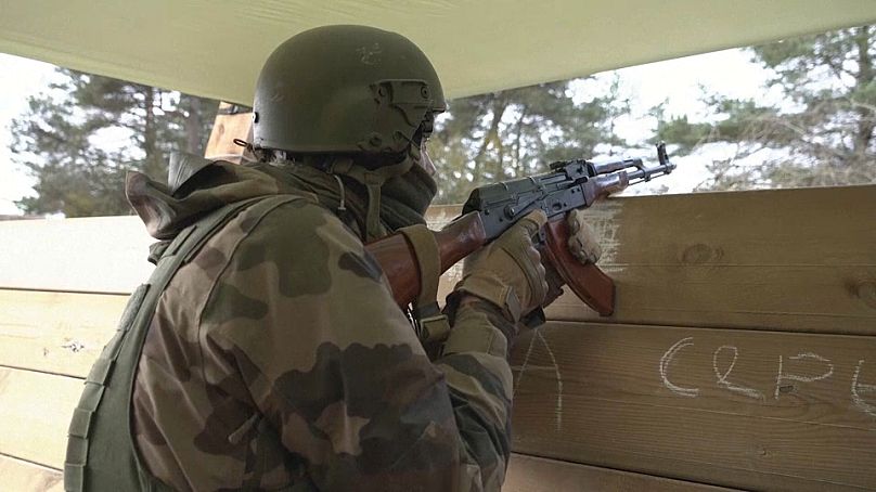 Des soldats ukrainiens s'entraînent dans un camp militaire de l'Est de la France, le 13 novembre 2024.