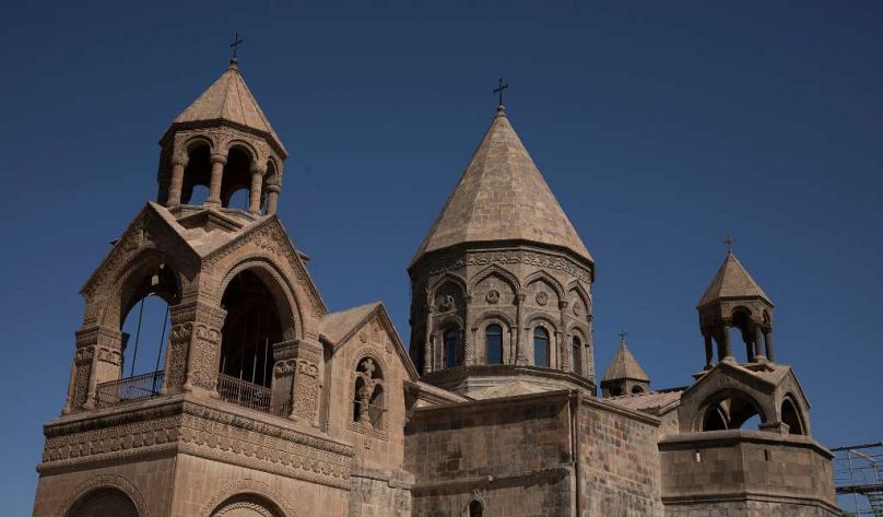 Juste à l'extérieur d'Erevan, Etchmiadzine, l'une des plus anciennes cathédrales du monde et le cœur spirituel de l'Église apostolique arménienne, continue d'attirer les visiteurs et les fidèles.