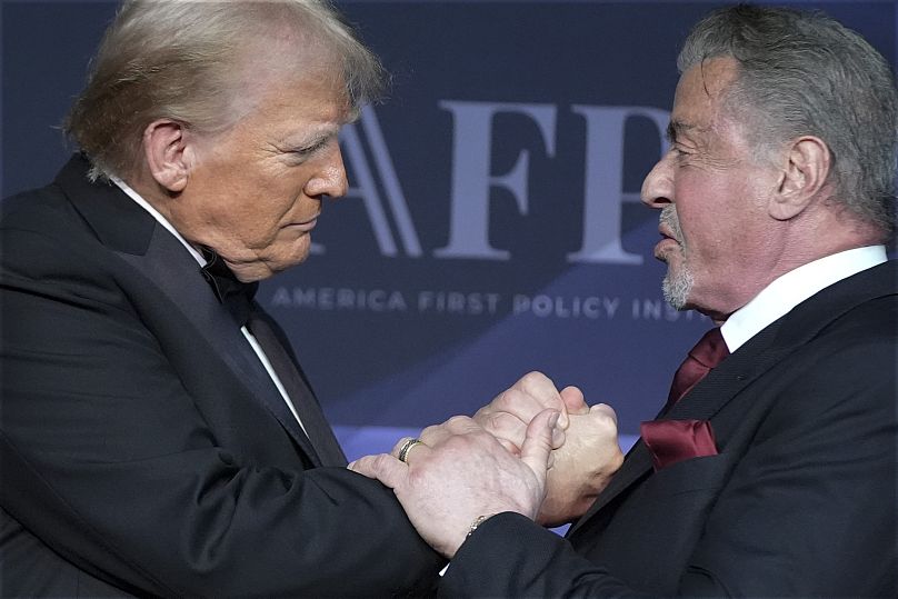 Donald Trump salue l'acteur Sylvester Stallone lors d'un gala de l'America First Policy Institute dans son domaine de Mar-a-Lago - 14 novembre 2024