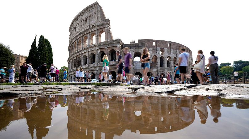 Les touristes se promènent devant l’ancien Colisée romain