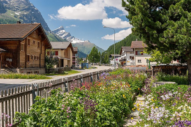 Connue pour ses paysages naturels époustouflants, notamment ses lacs aux eaux cristallines et son environnement glaciaire, Splügen est un paradis pour les amateurs de plein air toute l'année. 