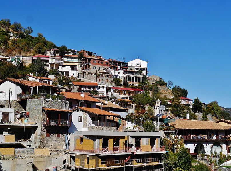 Kalopanayiotis se caractérise par une architecture traditionnelle, des rues pavées étroites et des vues panoramiques sur la rivière et le paysage tranquille de la vallée.