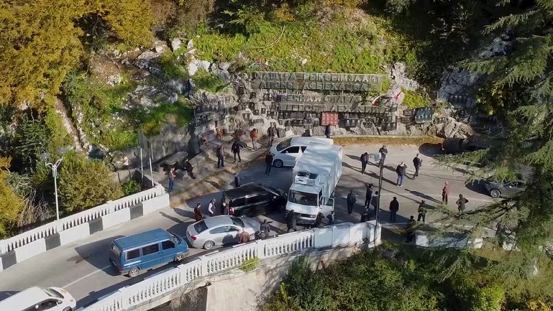 Des manifestants bloquent le chemin vers le pont sur la rivière Gumista, à environ 5,5 km au sud de Soukhoumi, dans la région séparatiste géorgienne d'Abkhazie, en Géorgie, le 12 novembre 2024.