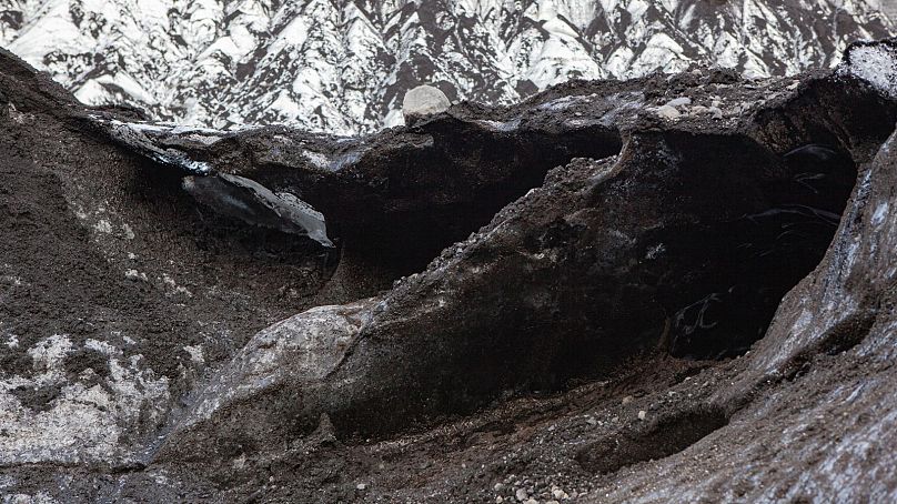 La fonte des glaciers expose davantage de poussière noire en dessous.