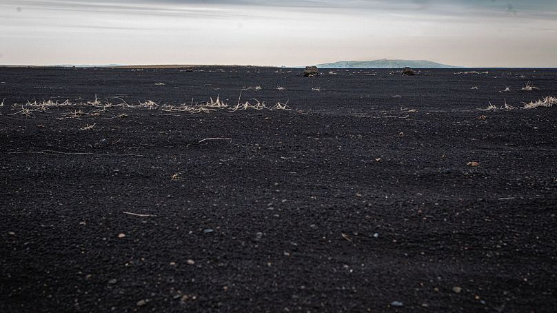 La poussière islandaise est constituée de verre volcanique noir, ce qui facilite son identification lorsque des échantillons de sable sont collectés à travers le monde. 