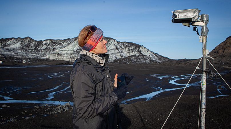 Pavla Dagsson-Waldhauserova examine sa caméra à 220 degrés devant le glacier Myrdalsjokull. 