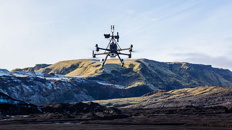 Les équipes de recherche font voler le drone Manapia avec l'instrumentation à différents endroits, notamment le désert et le glacier Myrdalsjokull.