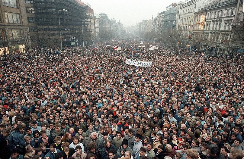 Environ 200 000 personnes se rassemblent sur la place Venceslas à Prague dans le cadre de ce qu'on appelle la Révolution de velours, le 21 novembre 1989.