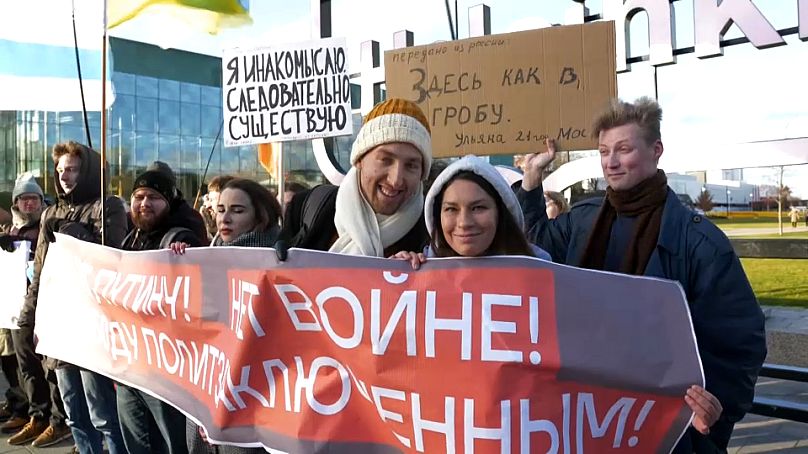 Des ressortissants russes protestent contre l'invasion de l'Ukraine lors d'un rassemblement à Helsinki, la capitale finlandaise, le 17 novembre 2024.