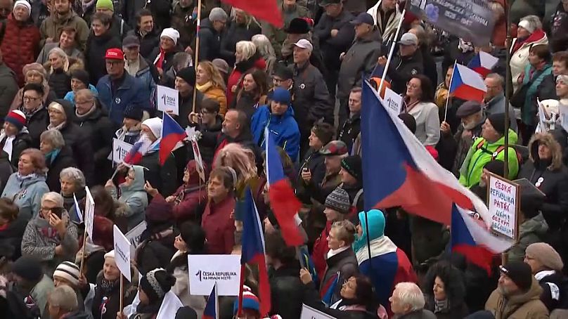 Des citoyens tchèques protestent contre le montant d'argent envoyé à l'Ukraine à titre d'aide lors d'un rassemblement à Prague, le 17 novembre 2024.